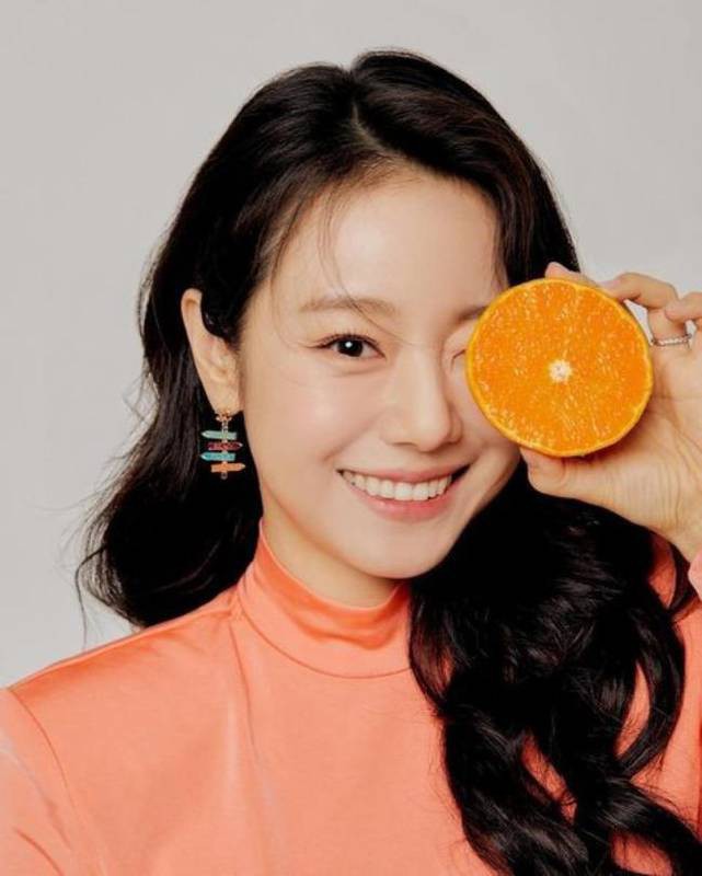 李诗媛在社交网站发布近照，展示其成熟优雅女性魅力，吸引广大粉丝目光