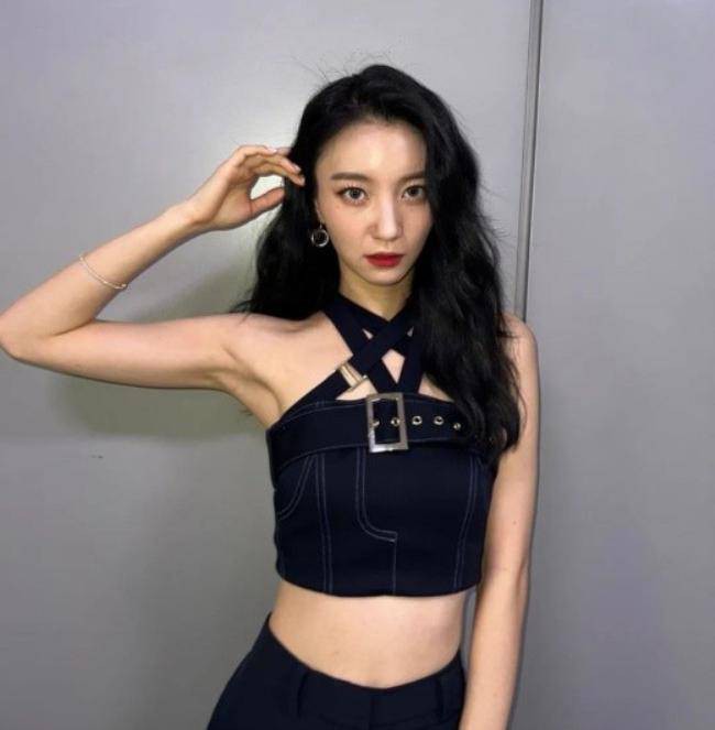 OH MY GIRL裴有彬近日在社交网站发布近照，展示性感身材吸引粉丝目光