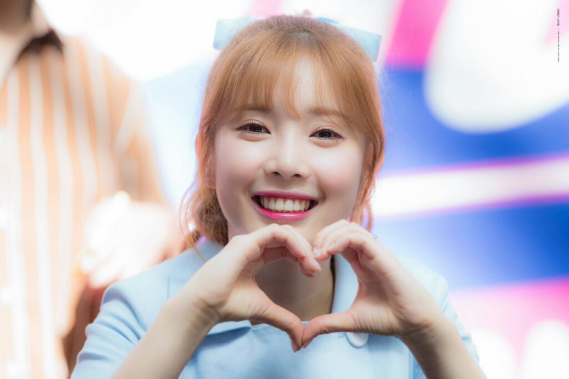 Chae Kyung尹彩暻以哪个女团成员身份出道？以怎样素颜形象受到关注？