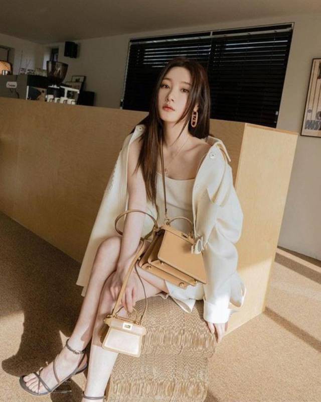 郑采妍近日在社交网站发布近照，展示其清纯性感魅力，吸引广大粉丝目光