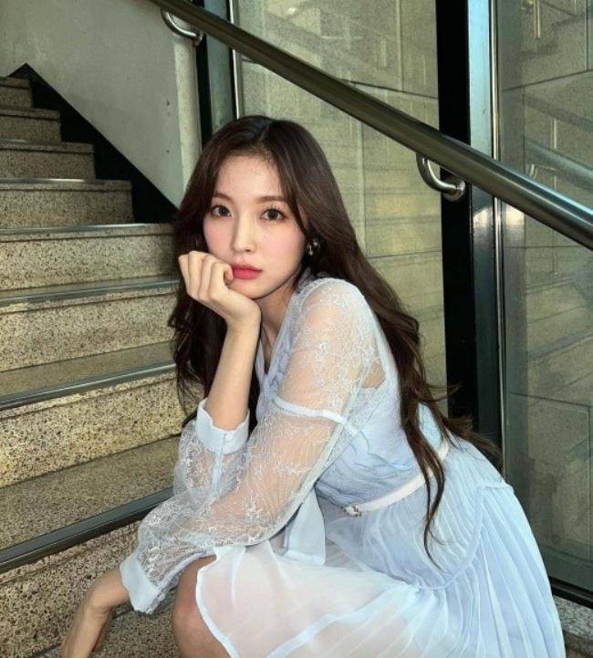 OH MY GIRL成员Arin近日在SNS发布近照，以出众美貌吸引广大粉丝目光