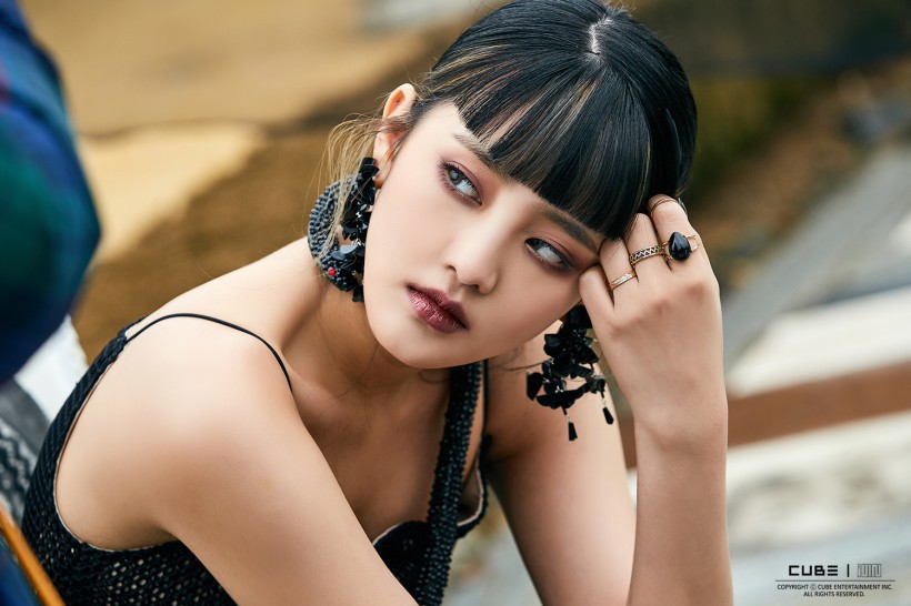 Minnie妮查·约塔拉里克是哪个女团泰国籍成员？拥有怎样气质吸引眼球？