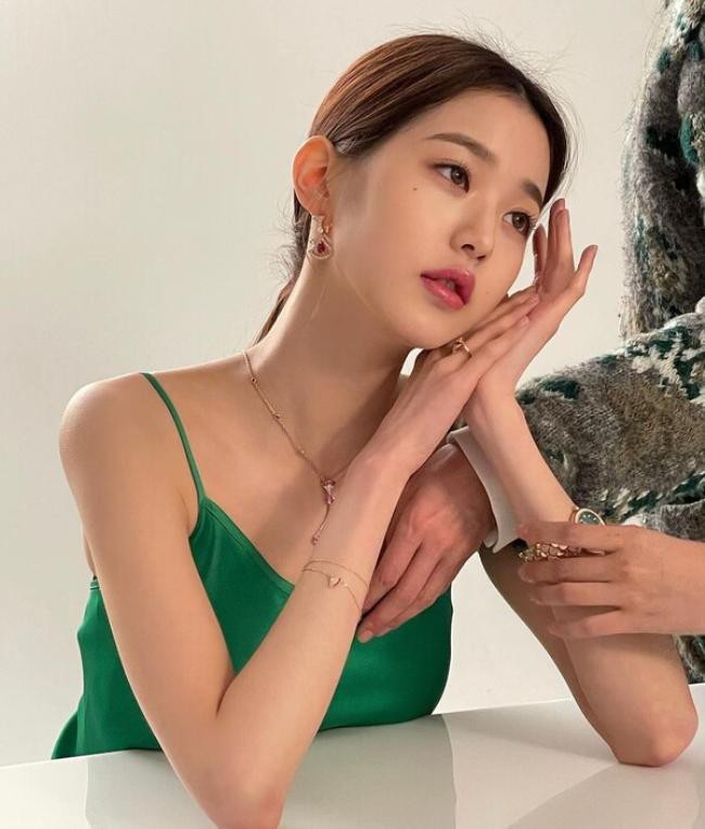 IVE张元英近日在SNS发布一组近照，以其出众美貌吸引了广大粉丝们目光