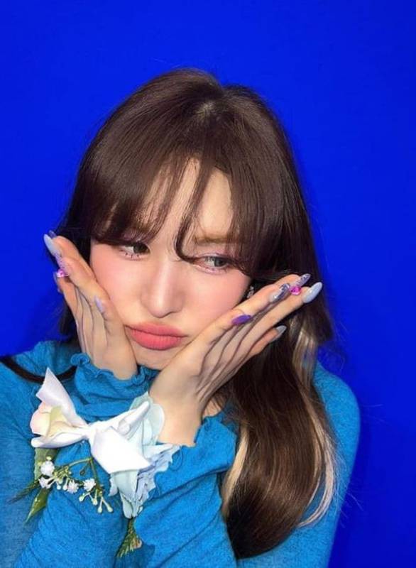 Red Velvet成员Wendy近日发布近照，展示出众美貌，吸引广大粉丝目光