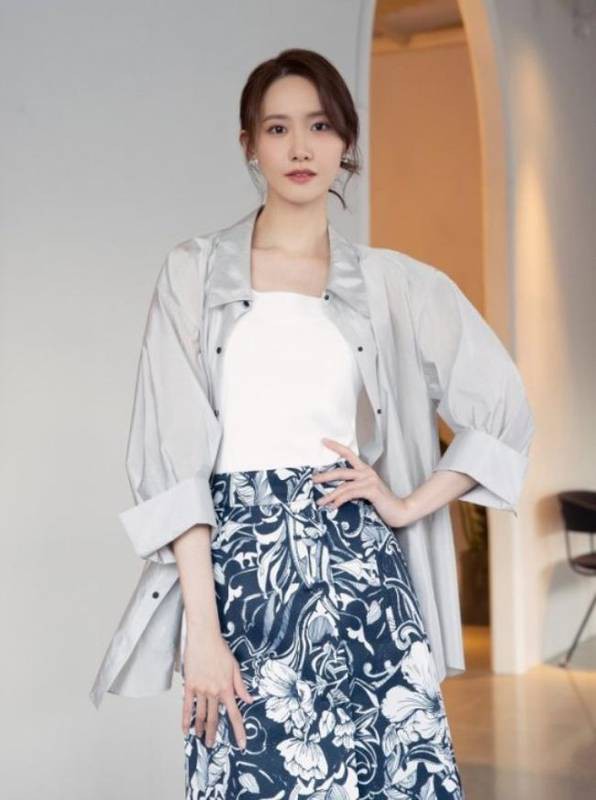 林允儿近日为代言女装品牌拍摄最新宣传照，依旧体现女神般清新脱俗气场