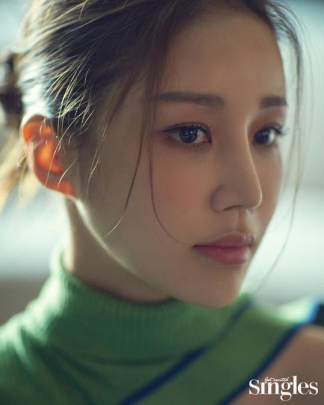 尹真伊受邀为某杂志最新一期拍摄写真，与众不同美感＋独特气质相得益彰